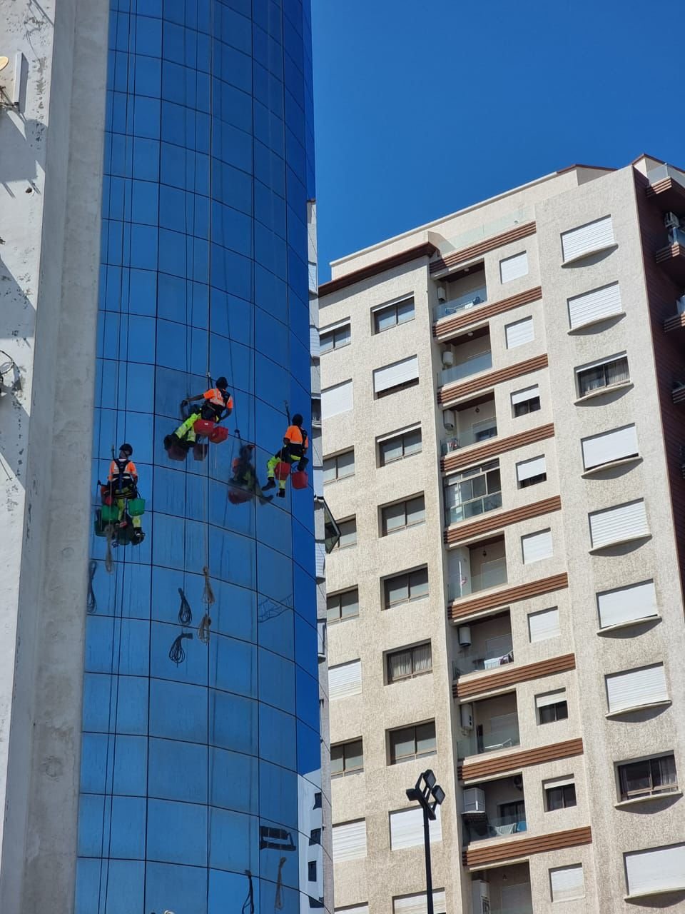 Nettoyage de façade vitrée d'une tour par cordistes à Casablanca