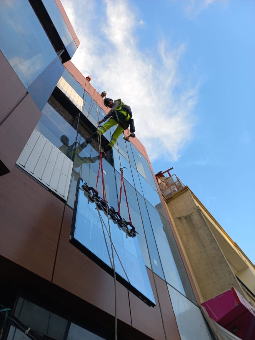 Pose et remplacement de vitrage en hauteur sur corde