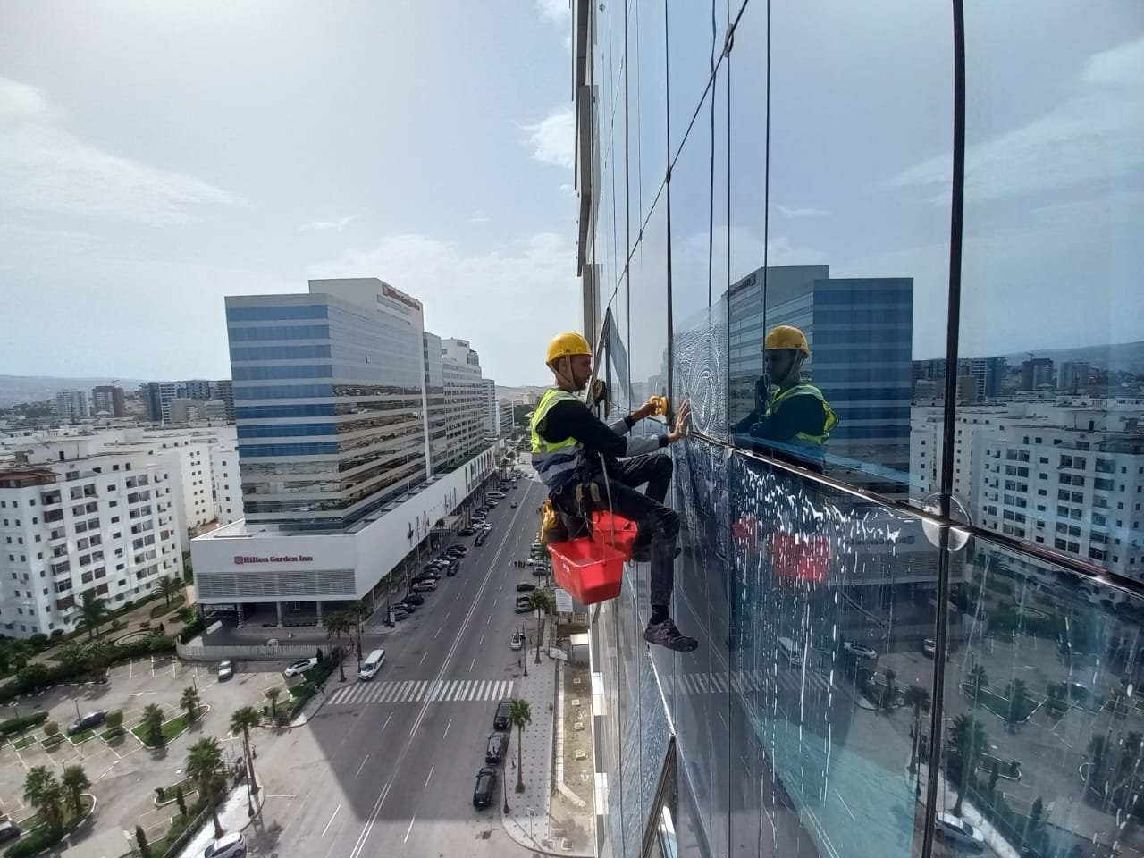 Nettoyage de vitres sur immeuble de bureaux à Casablanca
